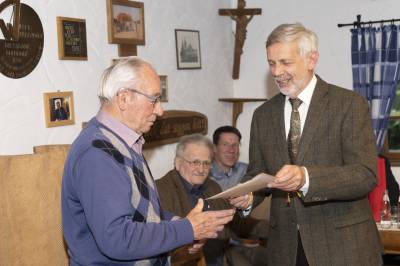 Stefan Braun(r) bedankt sich bei Hubert L�seke f�r 40 Jahre Mitgliedschaft in der CDU.
Foto: Benedikt Br�ggenthies