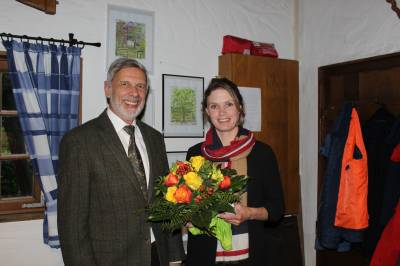 Mit Blumen bedankte sich Stefan Braun bei Astrid H�lkemann, die die Pl�ne der Landb�ckerei H�lkemann den CDU Mitgliedern in Diestedde vorstellte. Foto: Schomacher