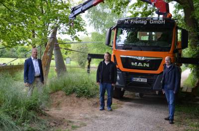 Ehrenamtliches
Engagement der heimischen Wirtschaft
:
Das Bauunternehmen Freitag GmbH
unterst�tzt den Heimatverein Liesborn und die Gemeinde bei der Aufstellung des Steintor, welches
beim letzten Bildhauersymposium
entstanden ist und zwischenzeitlich auf der nieders�chsischen
Landesgartenschau in Iburg stand