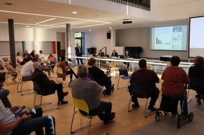 Mit gro�em Interesse wurde in der Sekundarschule das Wahlergebnis der Kommunalwahlen 2020 verfolgt. B�rgermeister und CDU waren mit dem Ergebnis sehr zufrieden, spiegelte es doch die Zufriedenheit der B�rger mit ihren Politikern wider.