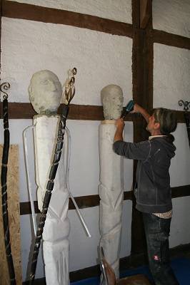 Bildhauersymposium 2014: J�rg Sp�ting arbeitet an seinen drei Pilgern