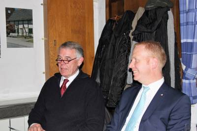 Dr. Hinners, Schulleiter des internationalen Gymnasiums Schloss Crassenstein und rechts Henning Rehbaum bei der OU Diestedde