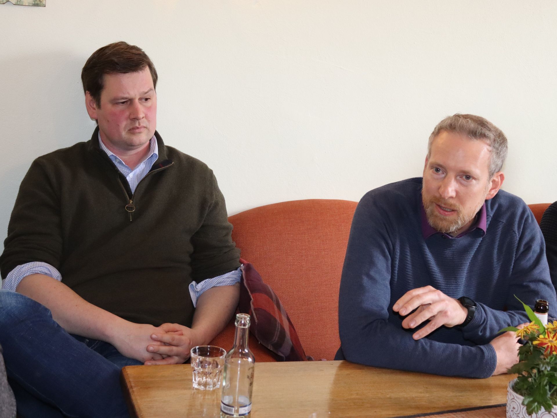 Im Bild rechts neben Philipp Hoberg, der eine große Agri-PV-Anlage in Liesborn plant, Dr. Tortsen Winkelnkemper, der das Windenergie-Projekt der UEW Wadersloh eG vorstellte.