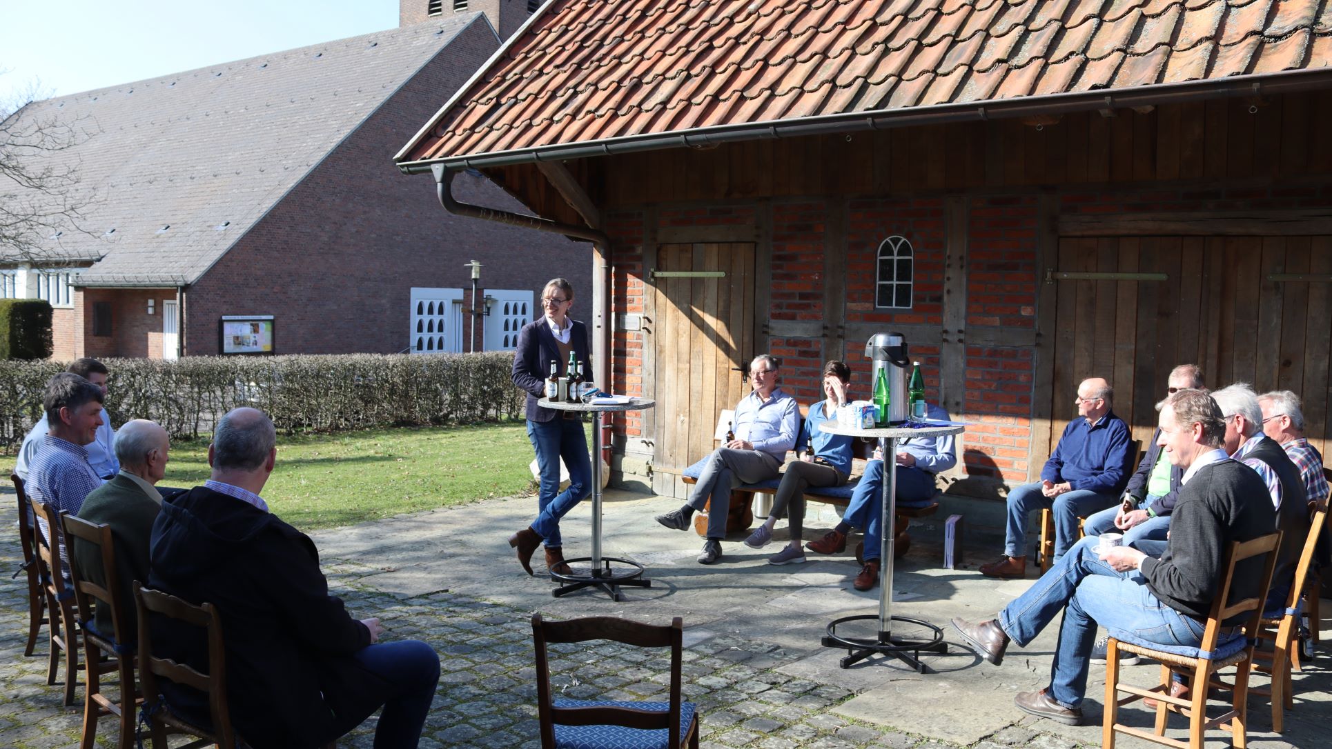 Versammlung der OU-Diestedde bei schönstem Wetter am Backhaus