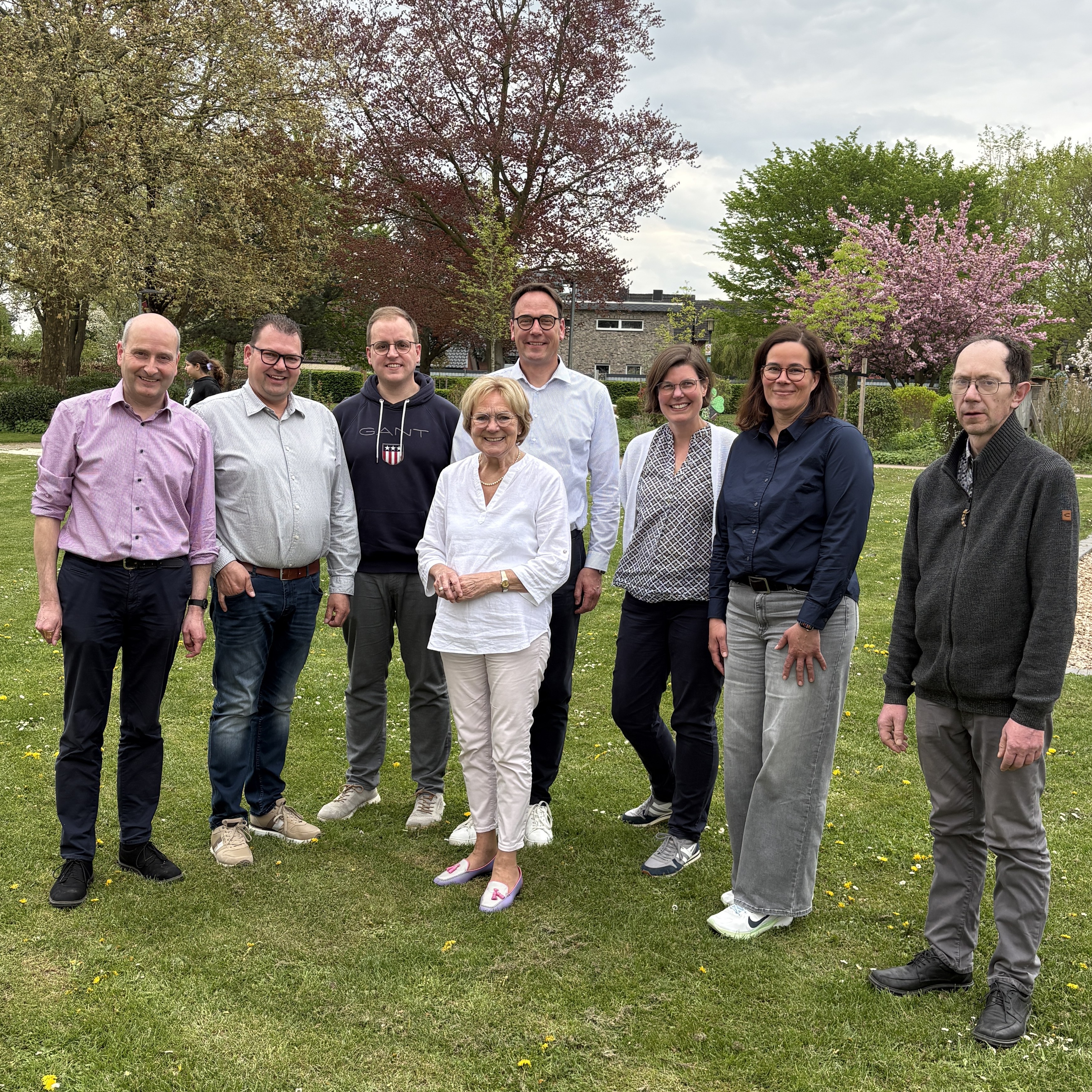 Die Delegierten aus der Ortsunion Liesborn f�r die Wahl des Landtagsabgeordneten, von links: Klaus Grothues, Magnus K�nneke, Florian Brox, Hannelie B�cker-Riese, Markus H�ner (MdL), Anne Vo�, Alexandra Fl�renbrock und Egbert Illies